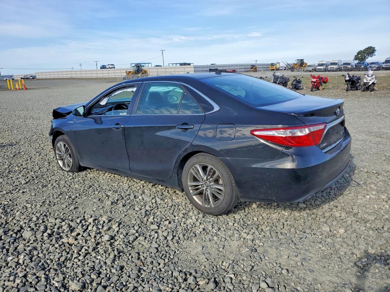 2015 Toyota Camry Hybrid Se - Image 2