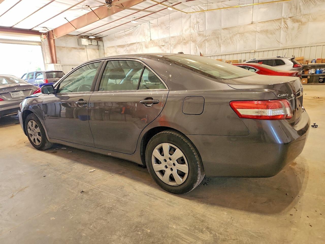 2011 Toyota Camry Le - Фото 2
