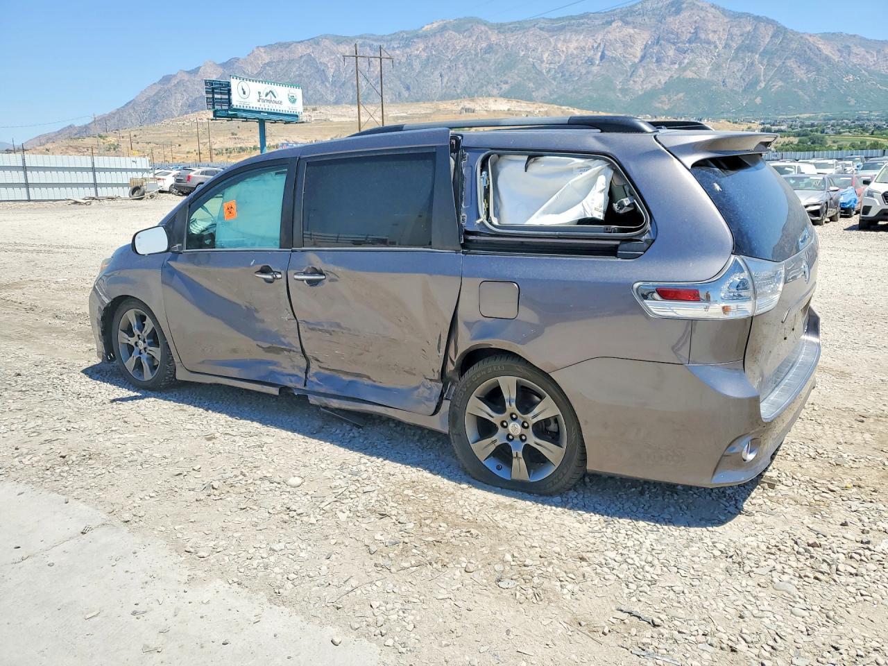 2016 Toyota Sienna Se - Image 2