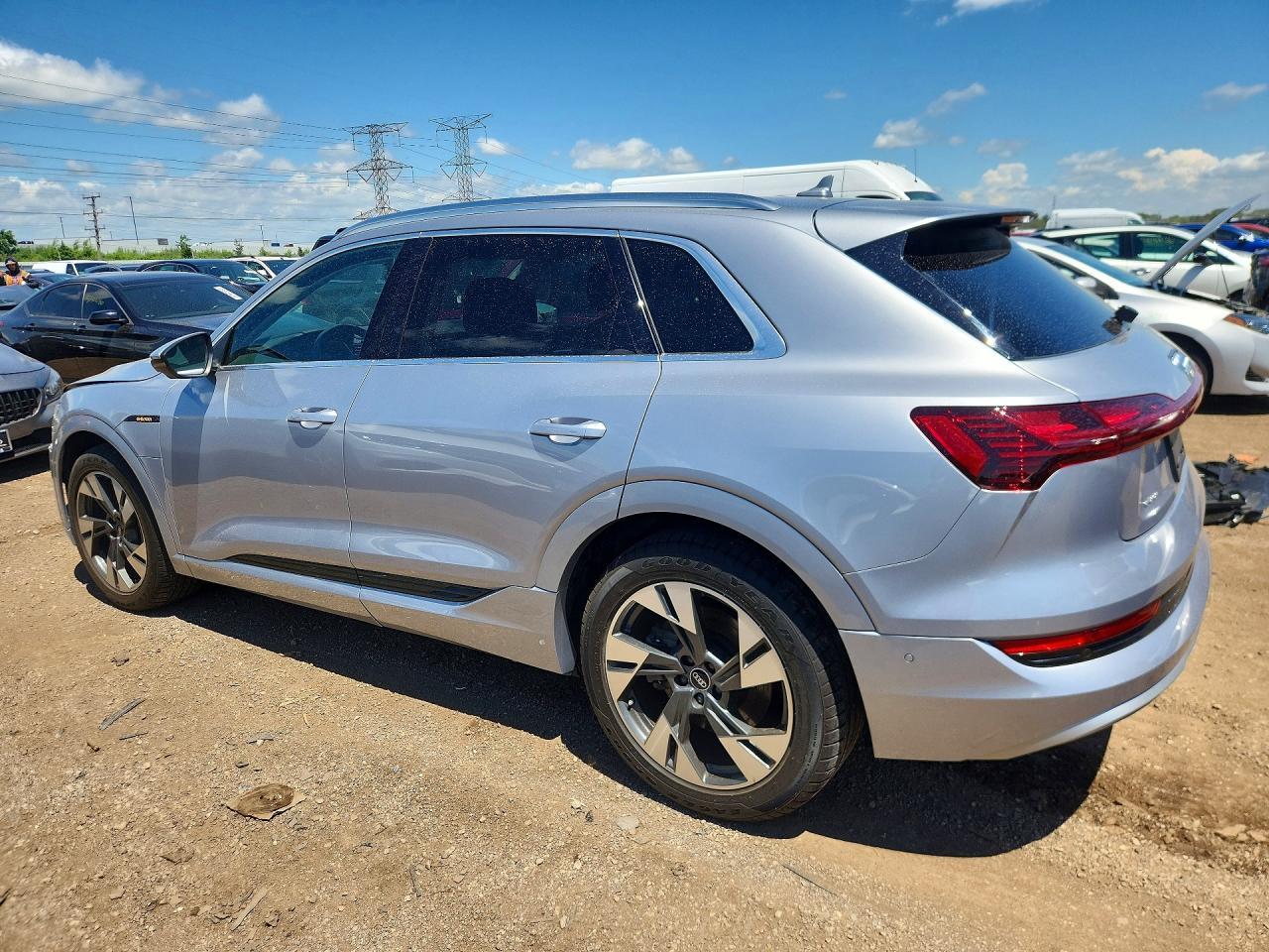 2022 Audi E-Tron Premium Plus - Фото 2