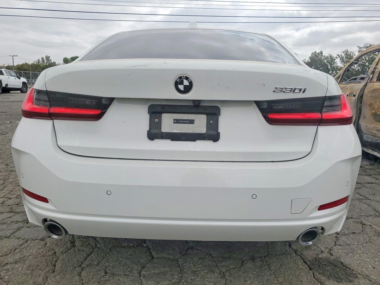 2025 BMW 330I - Фото 6