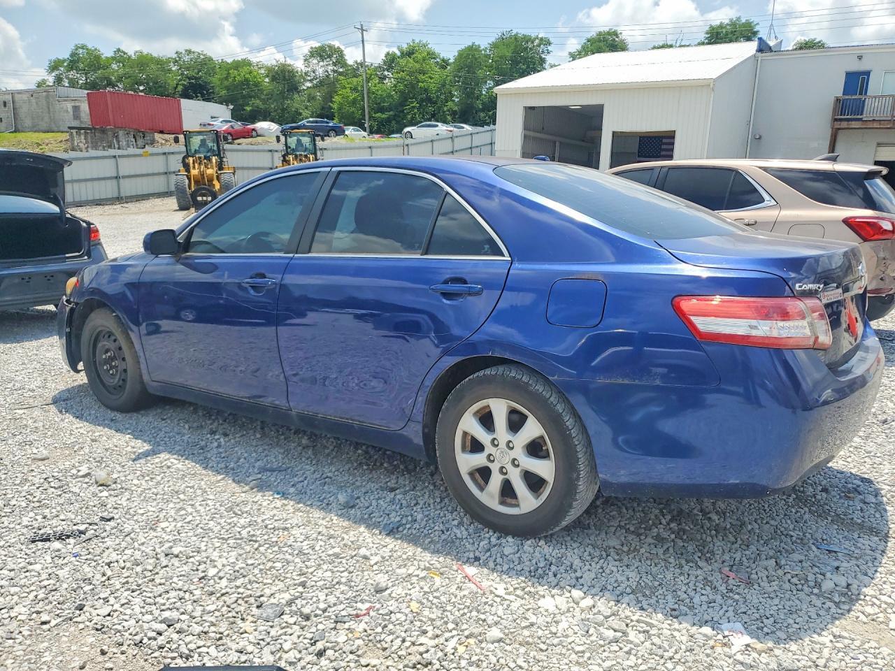 2011 Toyota Camry Le - Фото 2