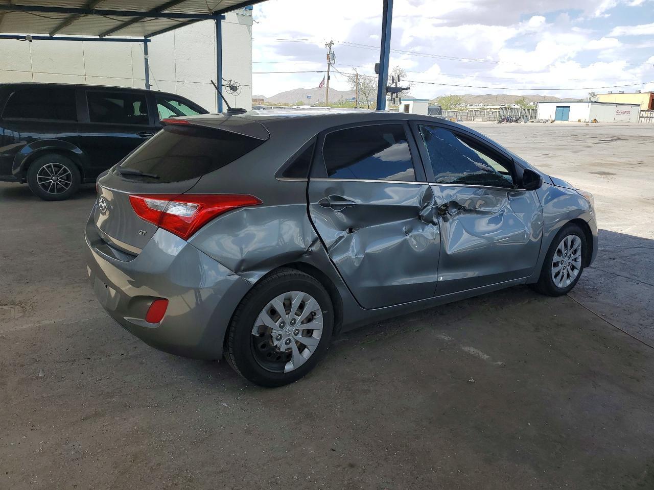 2017 Hyundai Elantra Gt Base - Image 3