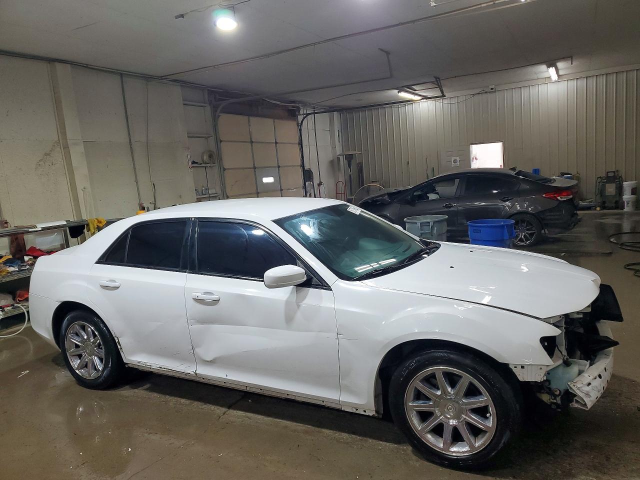 2014 Chrysler 300 - Фото 4