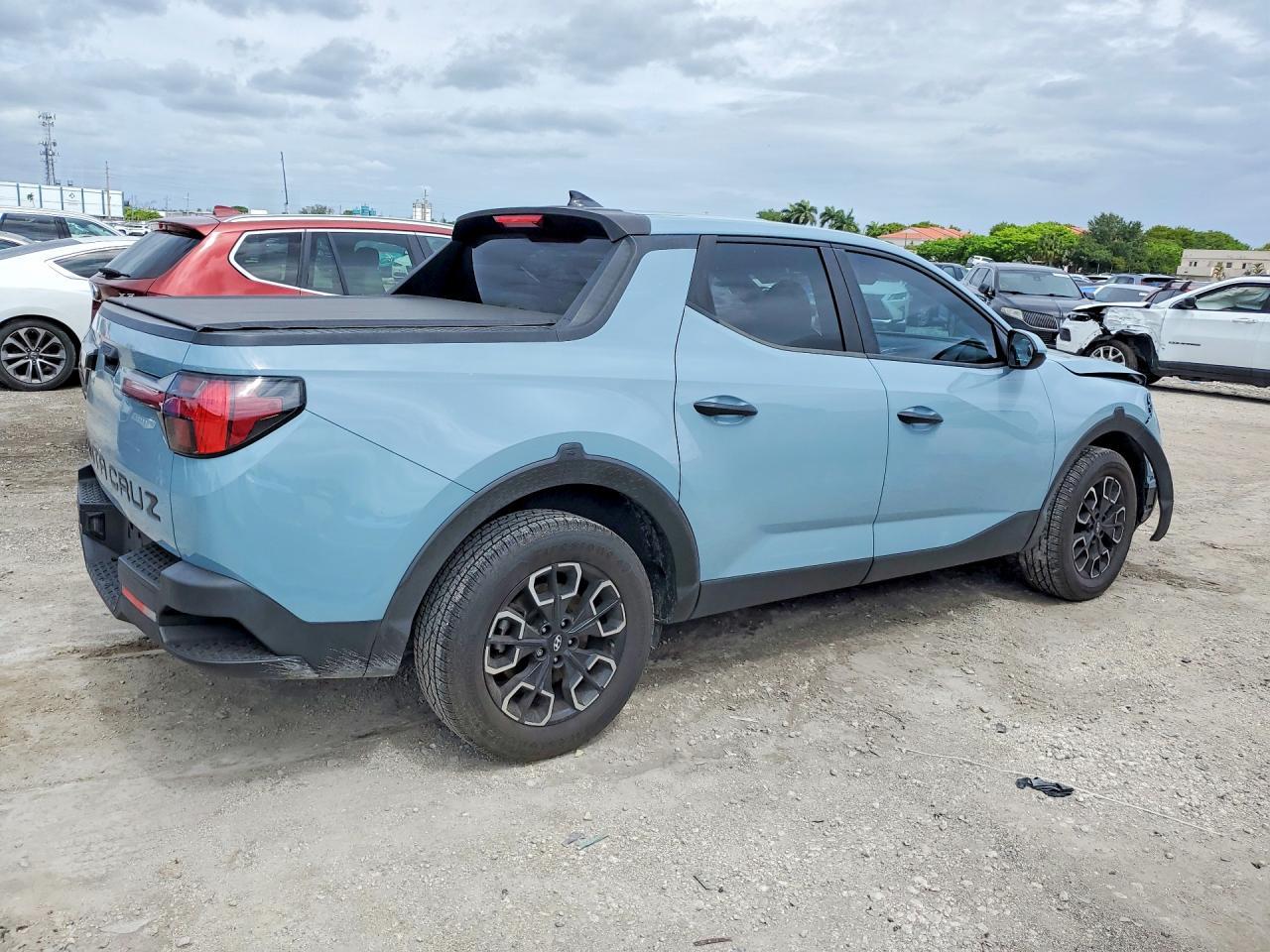 2022 Hyundai Santa Cruz Se - Image 3