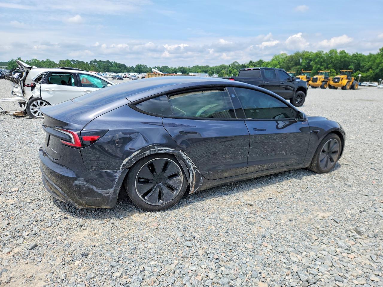 2025 Tesla Model 3 - Фото 3