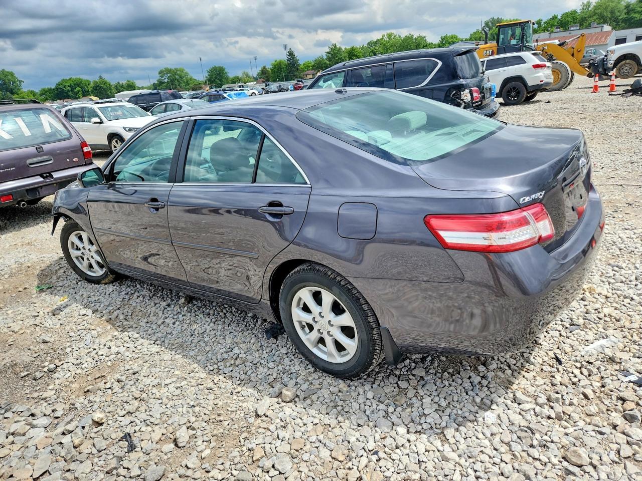 2011 Toyota Camry Le - Фото 2
