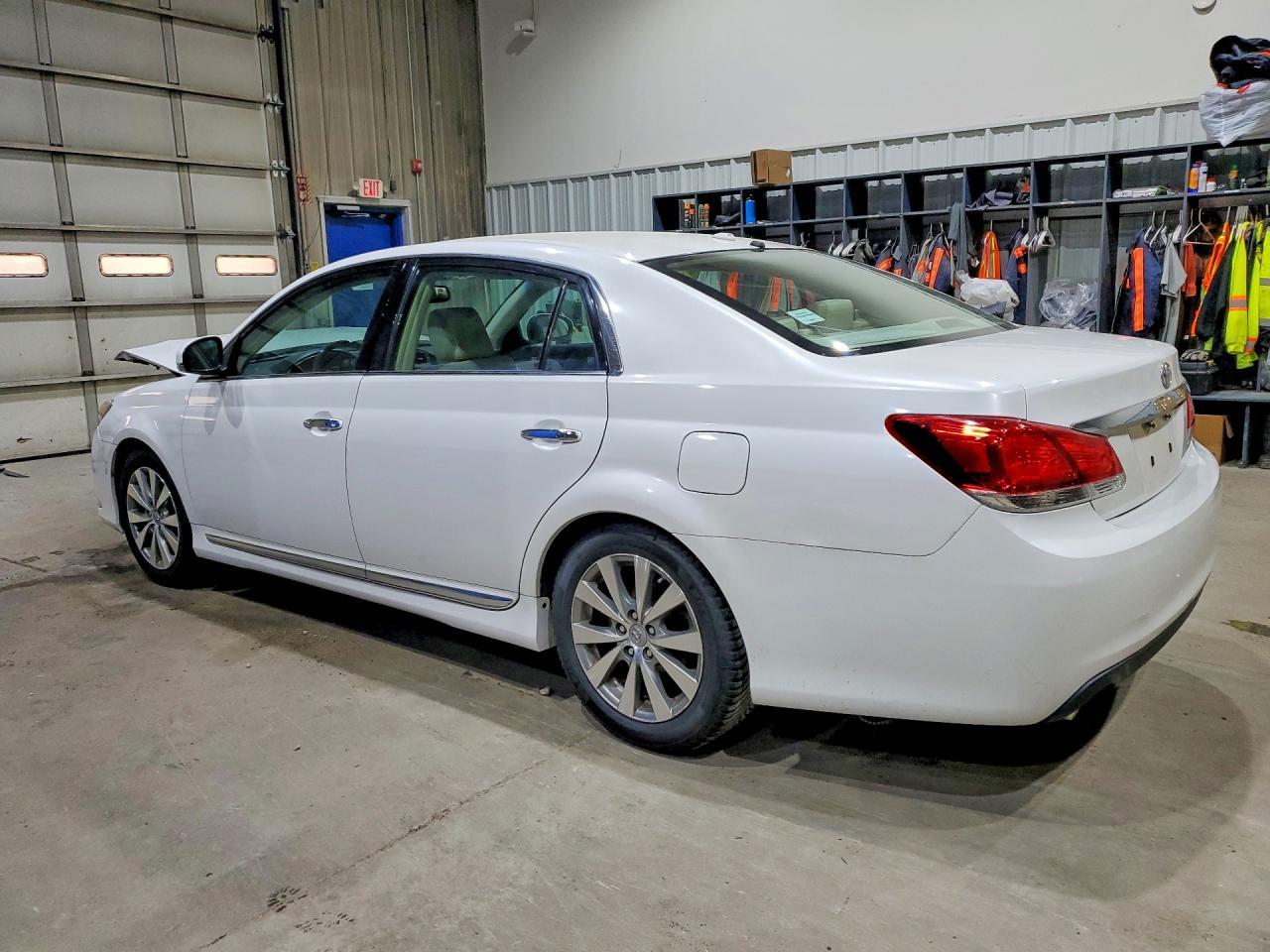 2011 Toyota Avalon Limited - Фото 2
