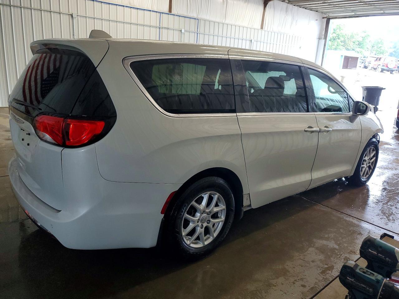 2020 Chrysler Pacifica - Image 3