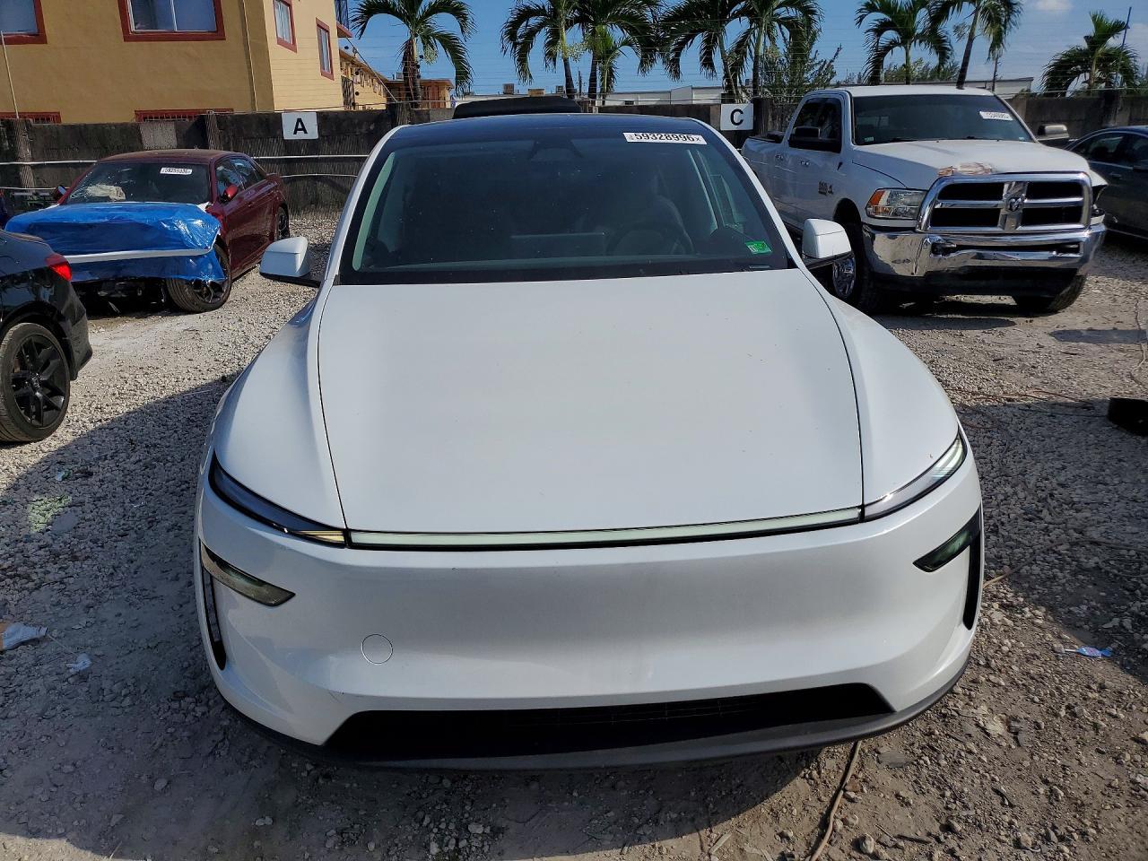 2026 Tesla Model Y - Фото 5