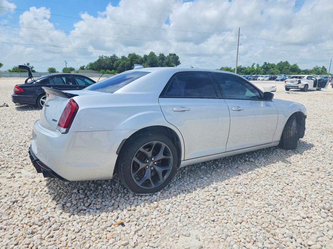 2020 Chrysler 300 Touring - Фото 3