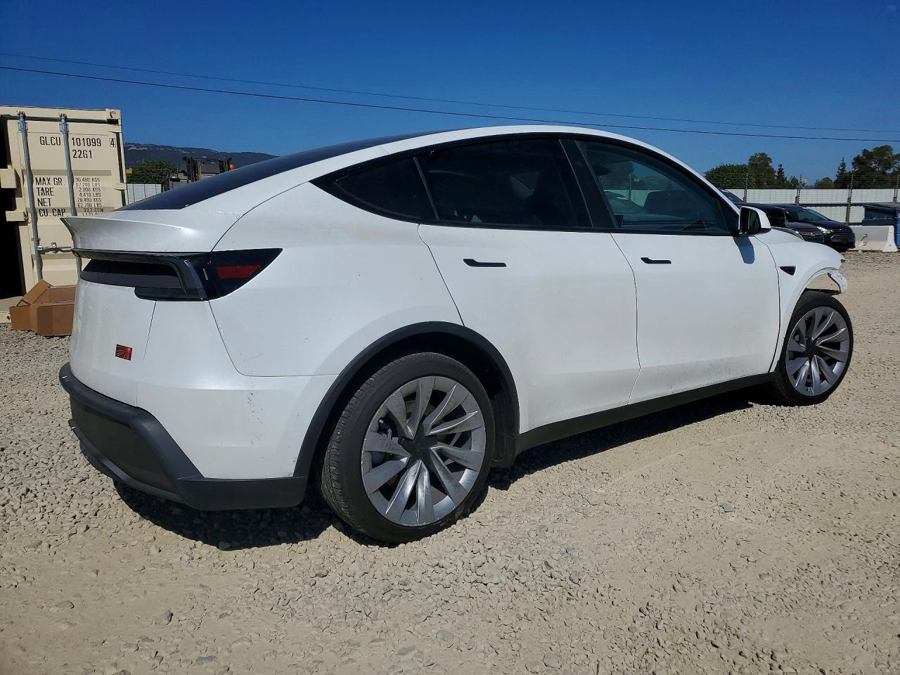 2026 Tesla Model Y - Фото 3