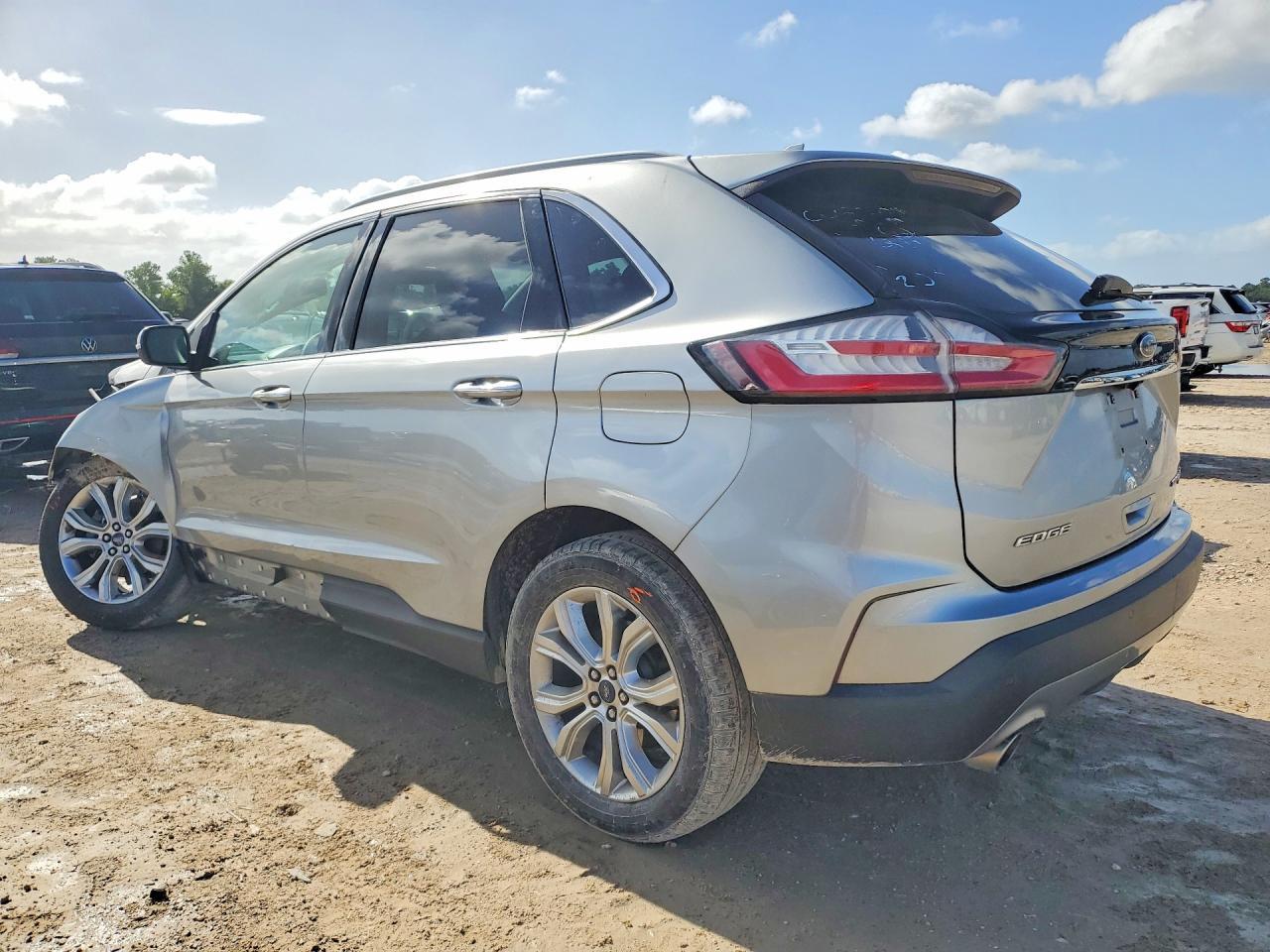 2020 Ford Edge Titanium - Image 2