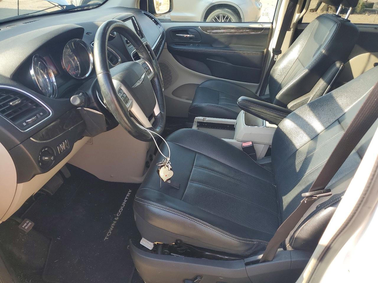 2014 Chrysler Town & Country Touring L - Фото 7