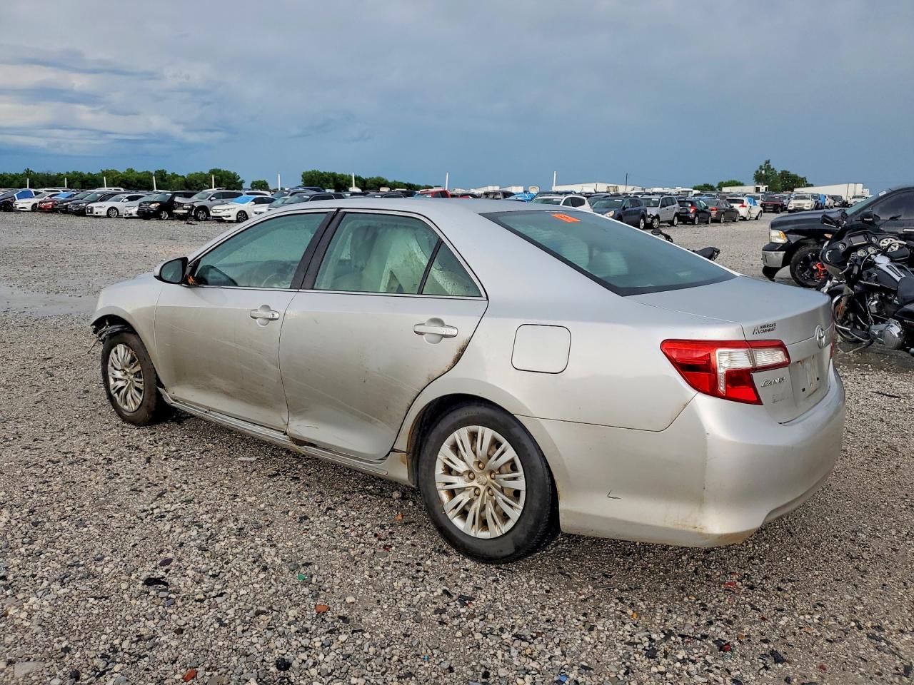 2014 Toyota Camry Le - Image 2