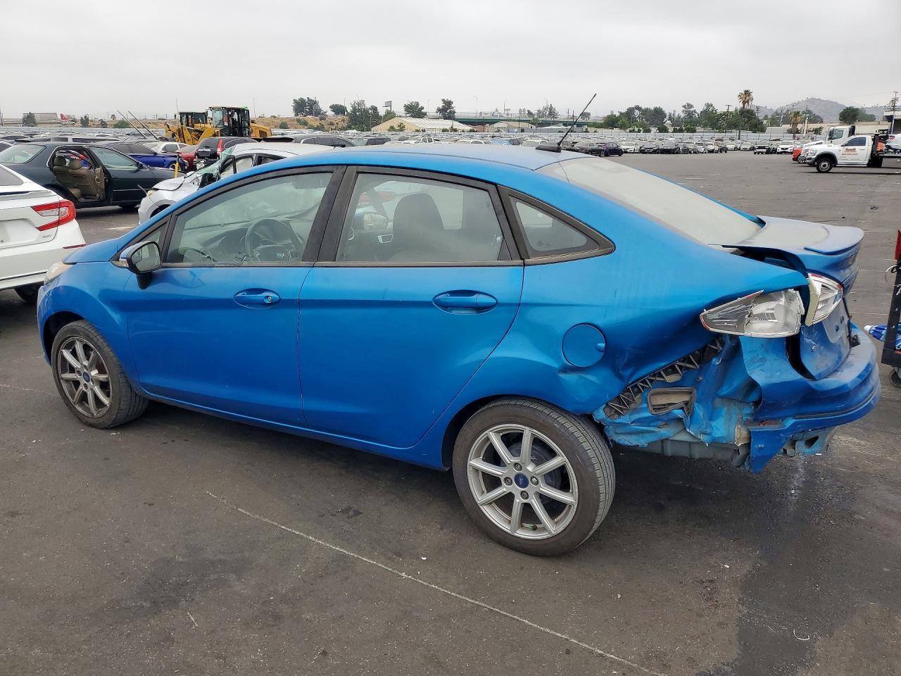 2015 Ford Fiesta Se - Image 2