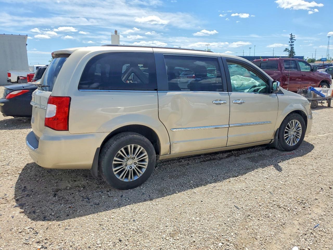 2014 Chrysler Town & Country Touring L - Image 3