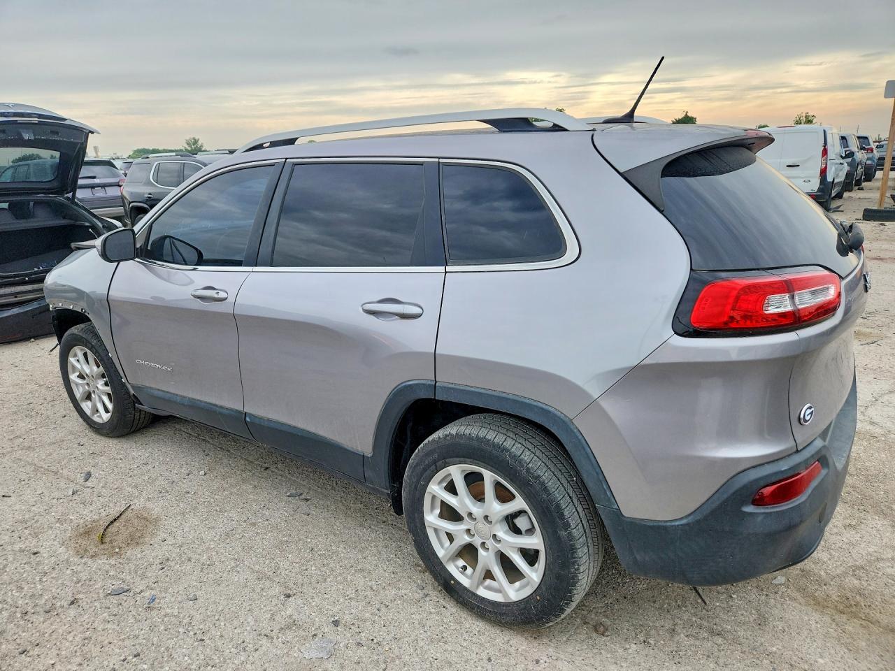 2017 Jeep Cherokee Latitude - Image 2