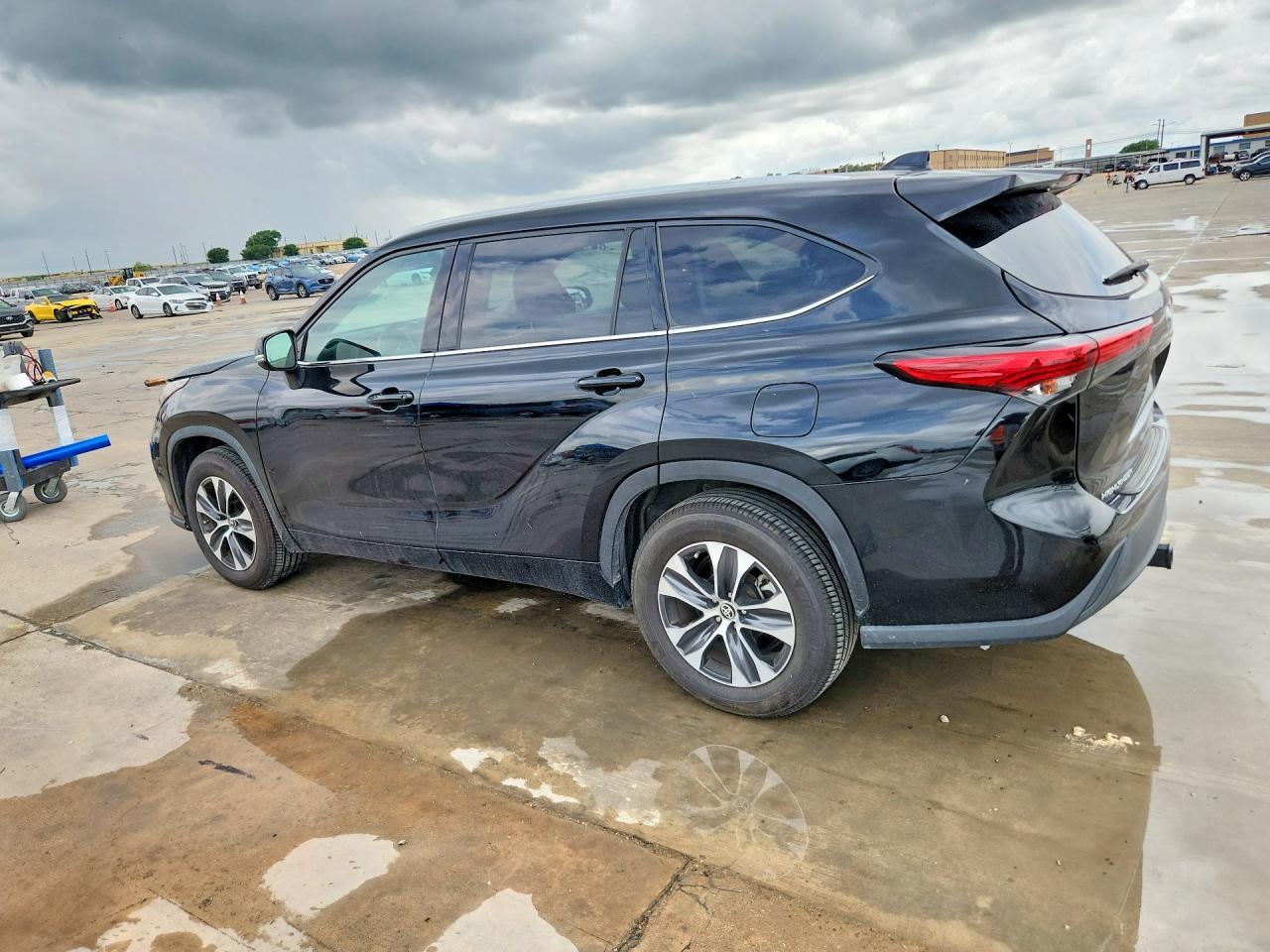 2022 Toyota Highlander Xle - Image 2