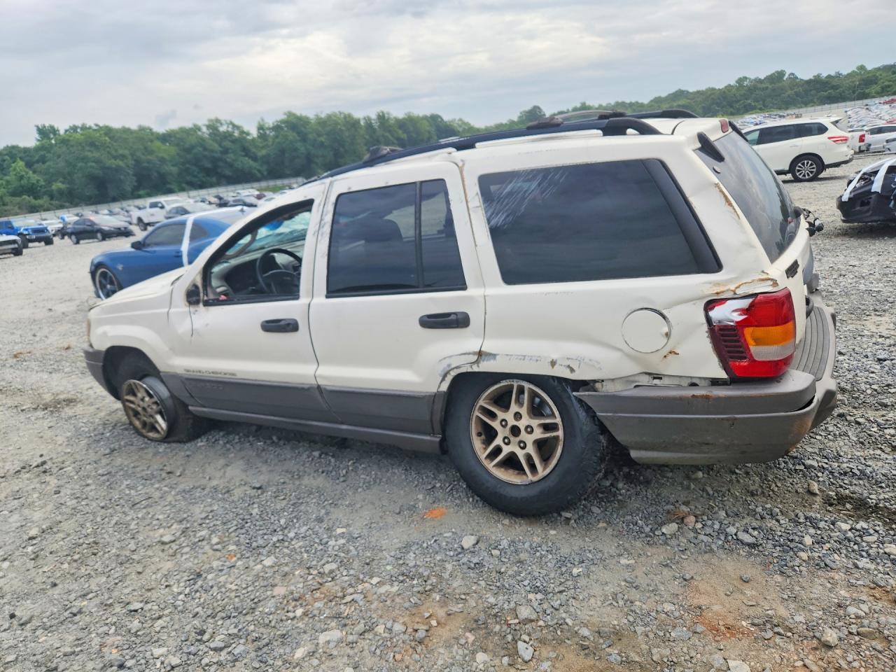 2004 Jeep Grand Cherokee Laredo - Image 2