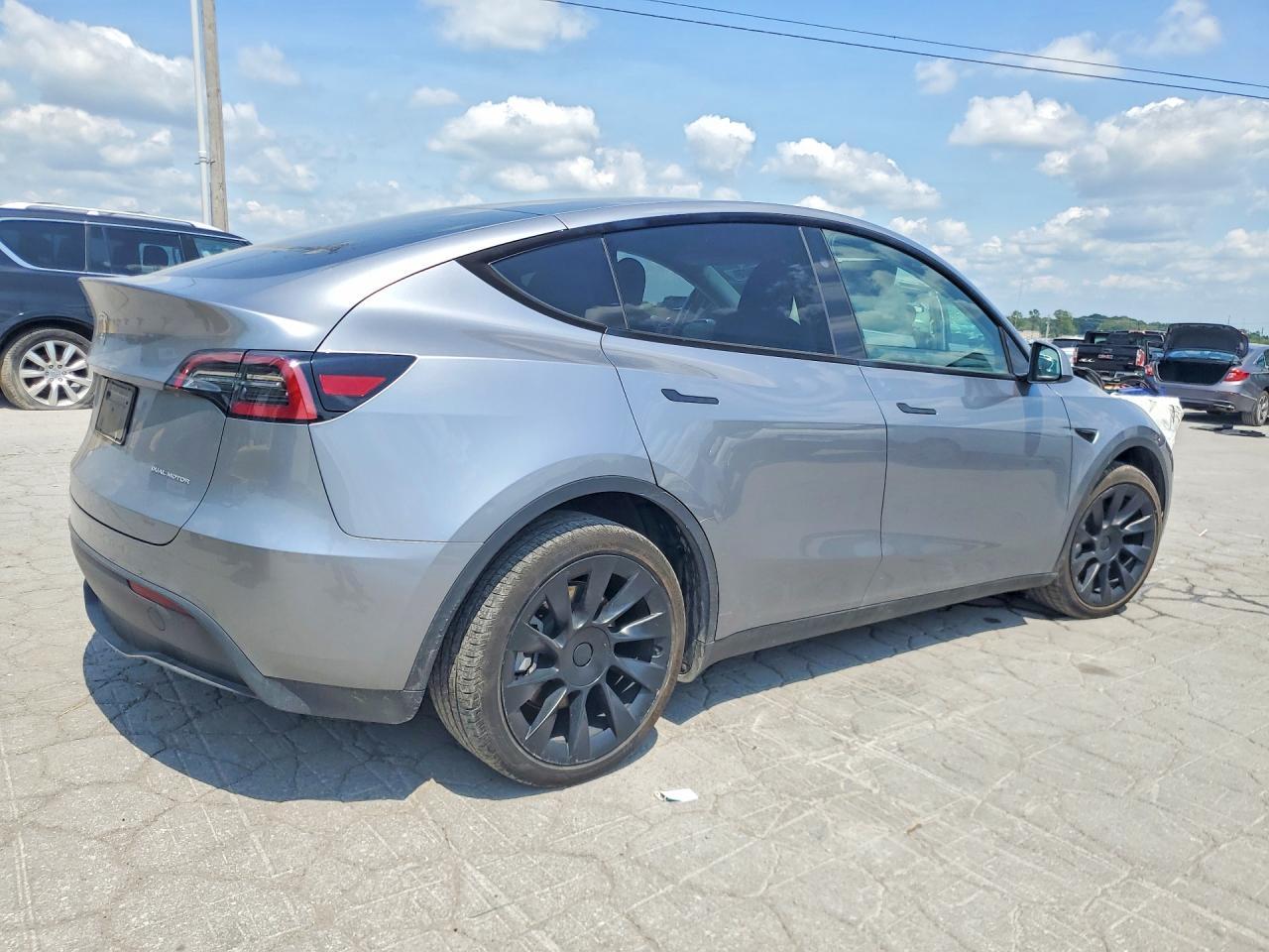 2024 Tesla Model Y - Фото 3