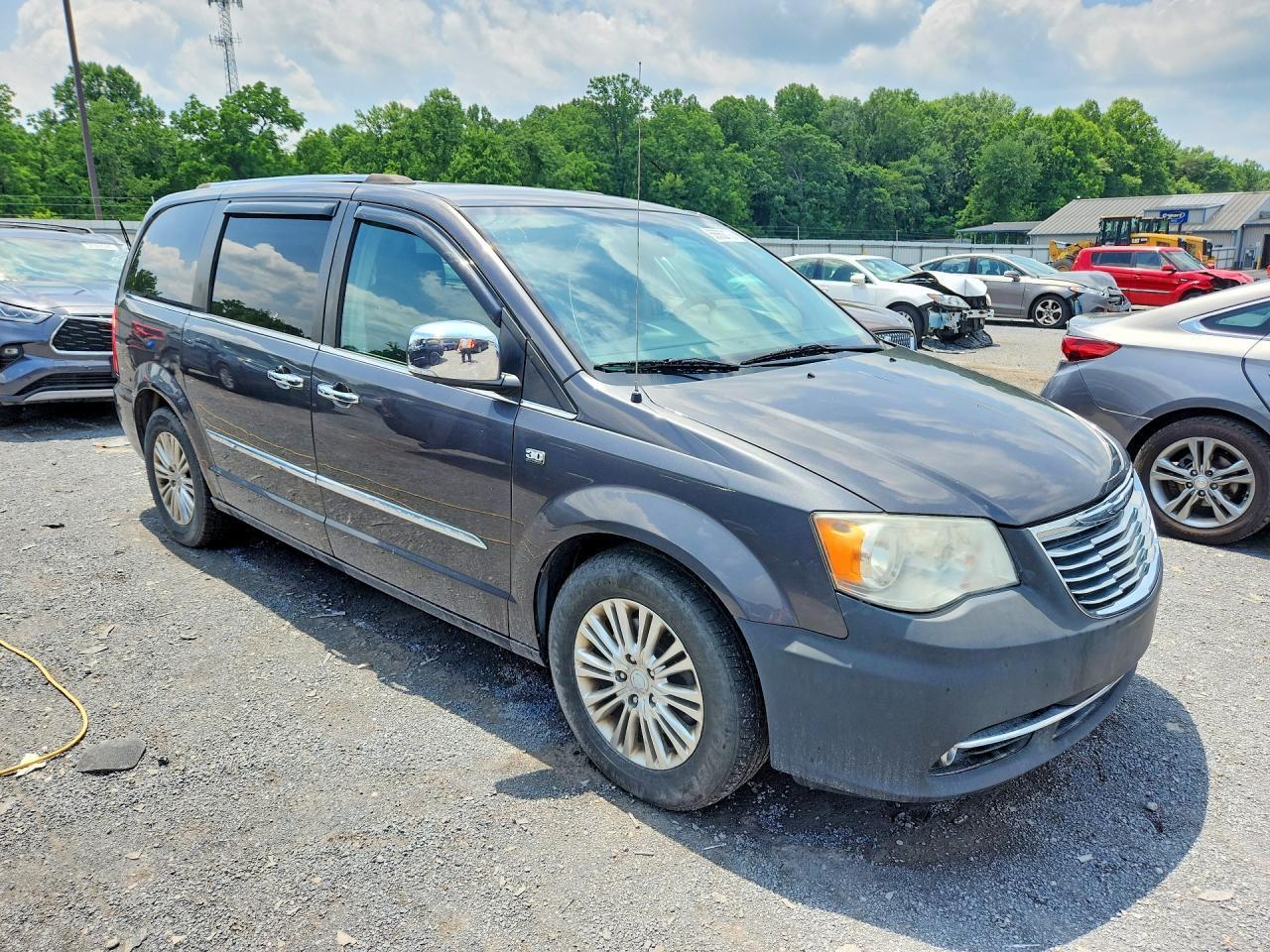 2014 Chrysler Town & Country Touring L - Фото 4