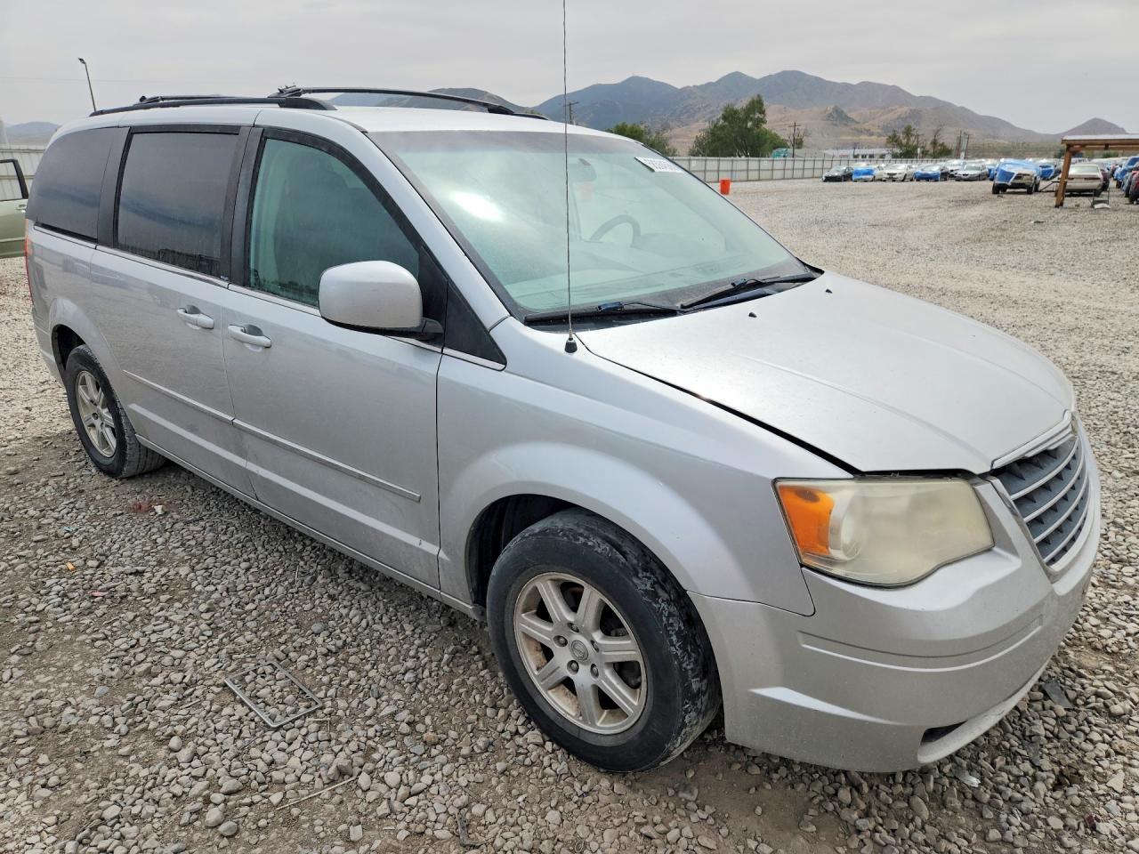2010 Chrysler Town & Country Touring - Image 4