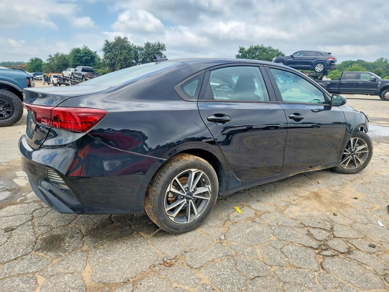 2022 Kia Forte Lxs - Фото 3