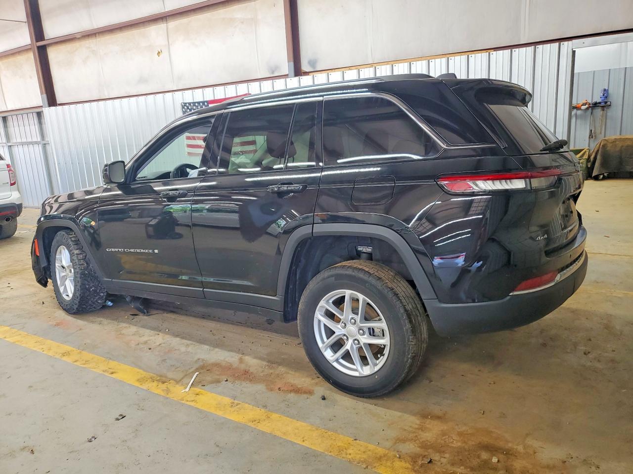 2023 Jeep Grand Cherokee Laredo - Image 2