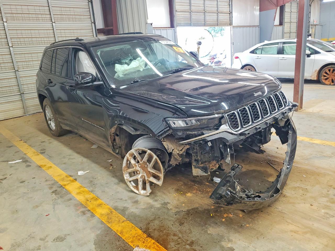 2023 Jeep Grand Cherokee Laredo - Image 4