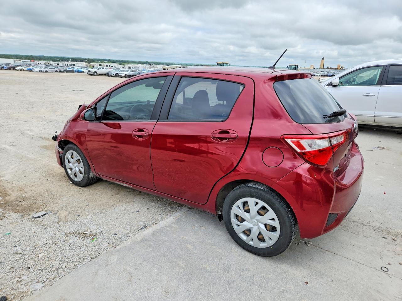 2018 Toyota Yaris 5-Door L - Фото 2
