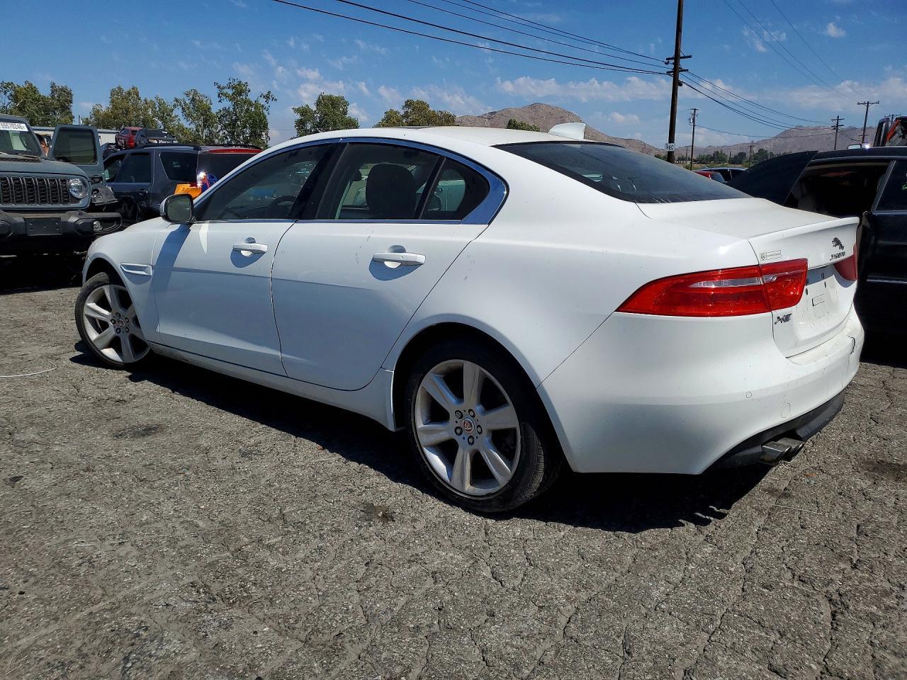 2017 Jaguar Xe Prestige - Фото 2