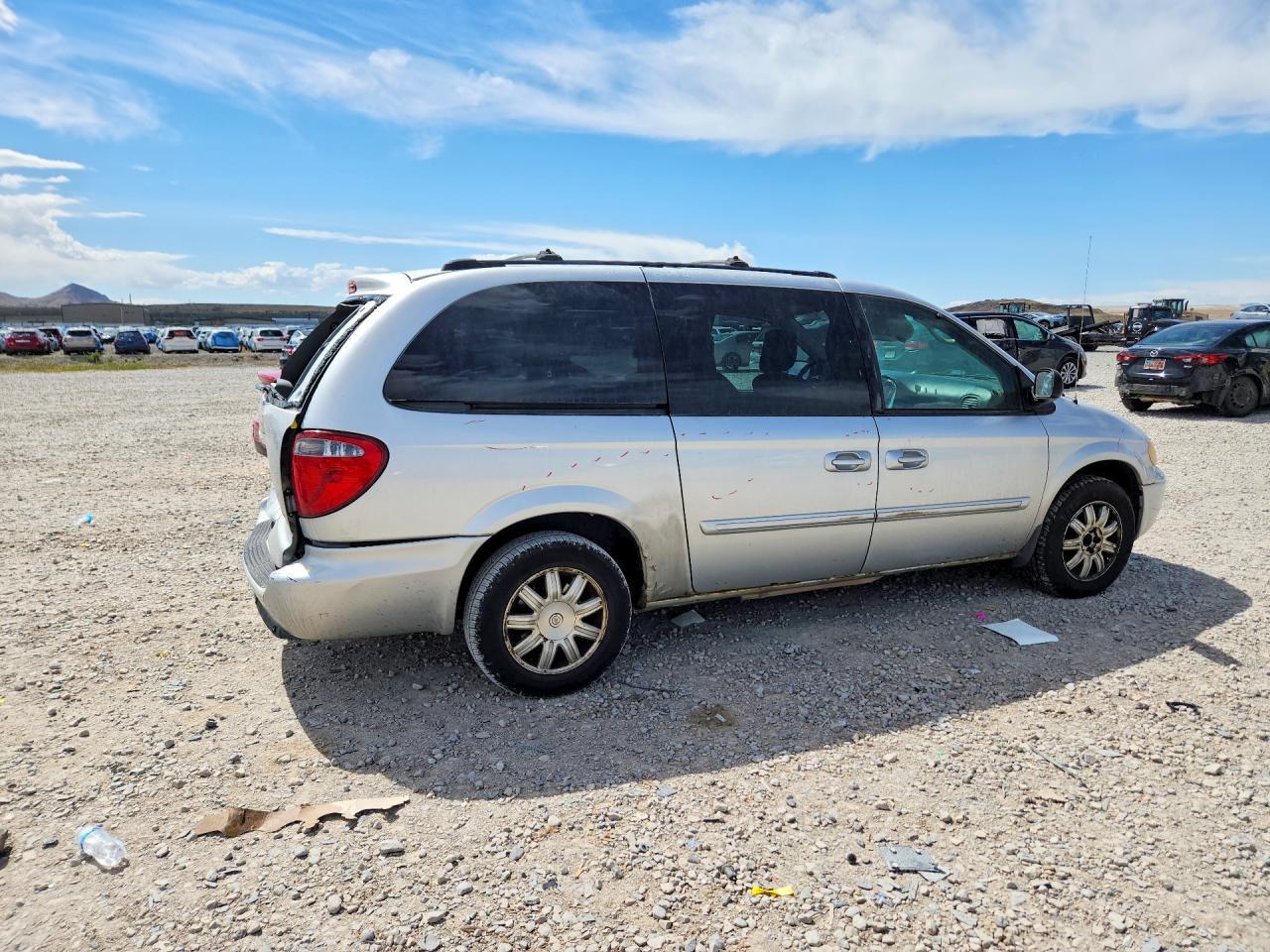2005 Chrysler Town & Country Touring - Фото 3