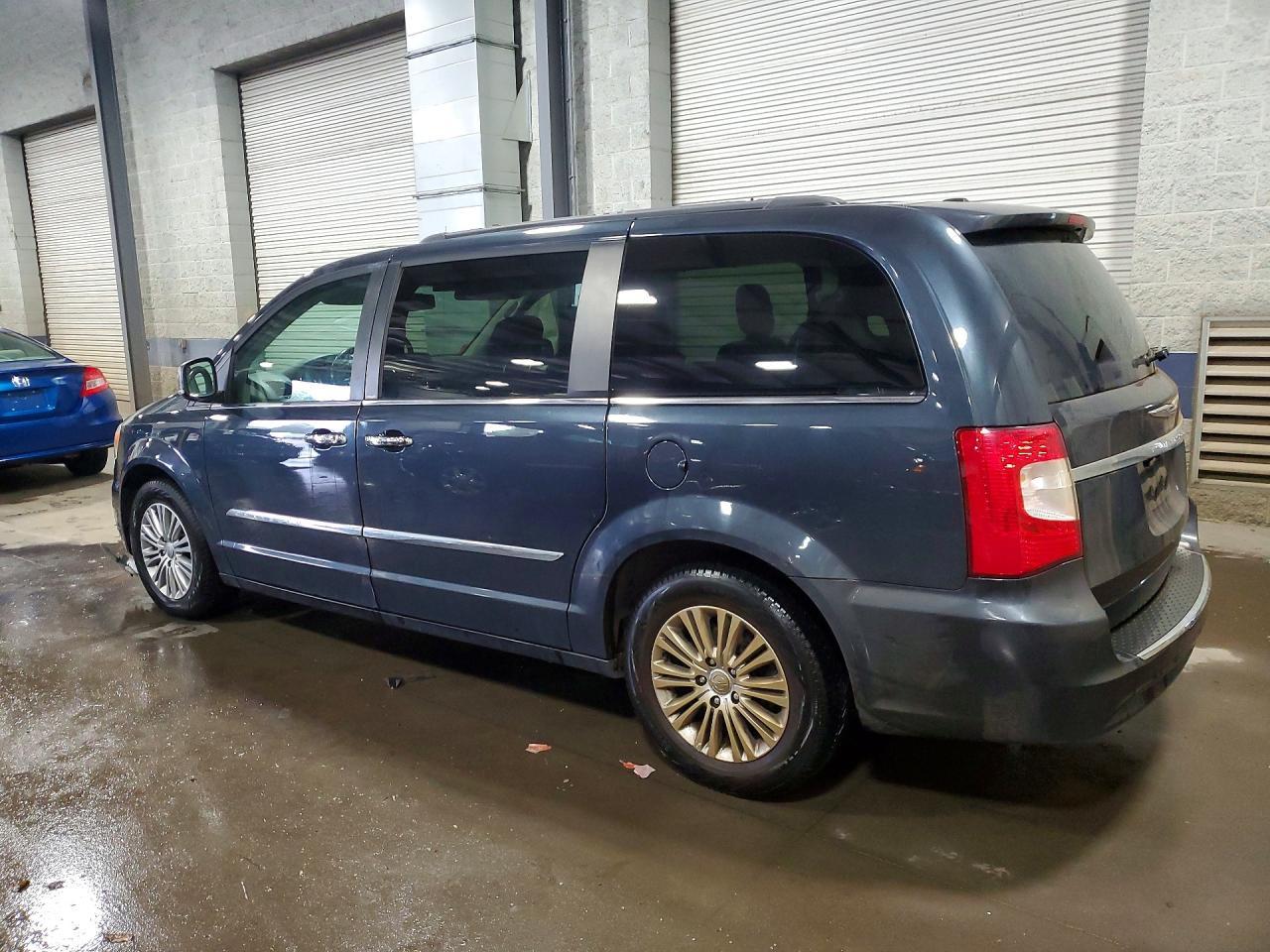 2014 Chrysler Town & Country Touring L - Фото 2