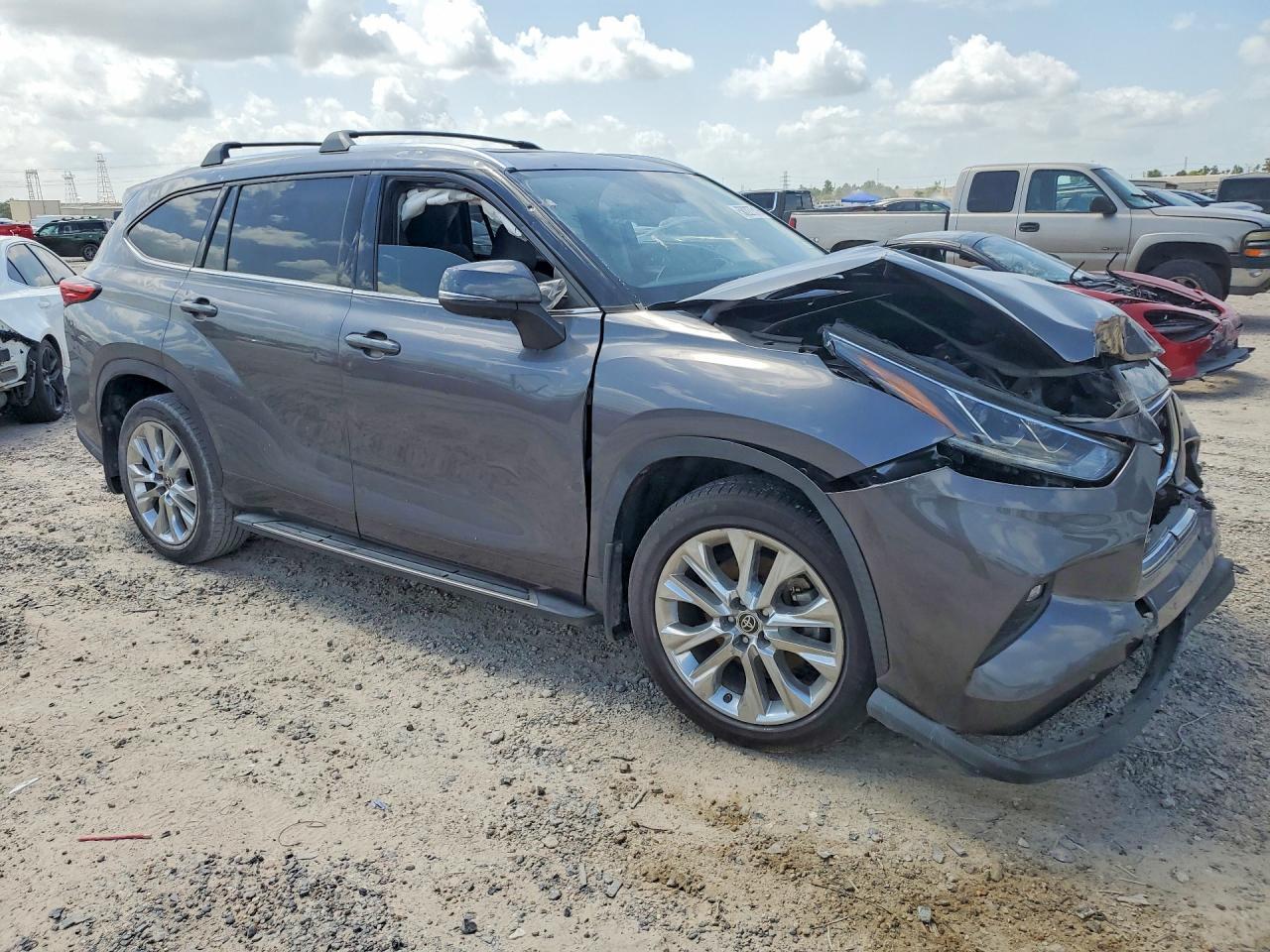 2025 Toyota Highlander - Image 4