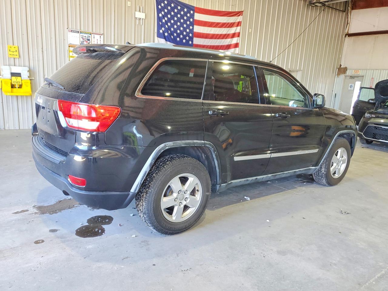 2011 Jeep Grand Cherokee Laredo - Image 3