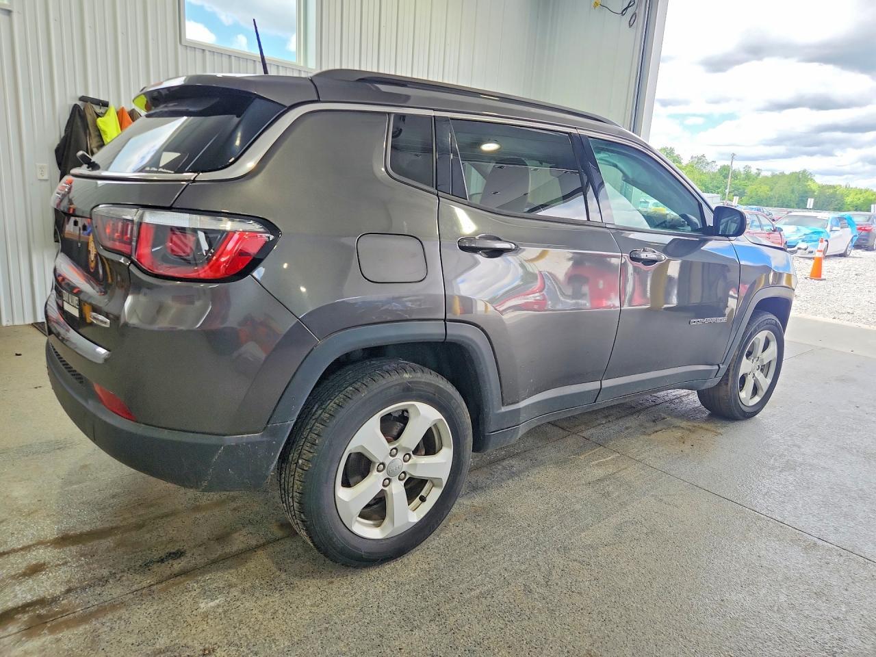 2018 Jeep Compass Latitude - Image 3