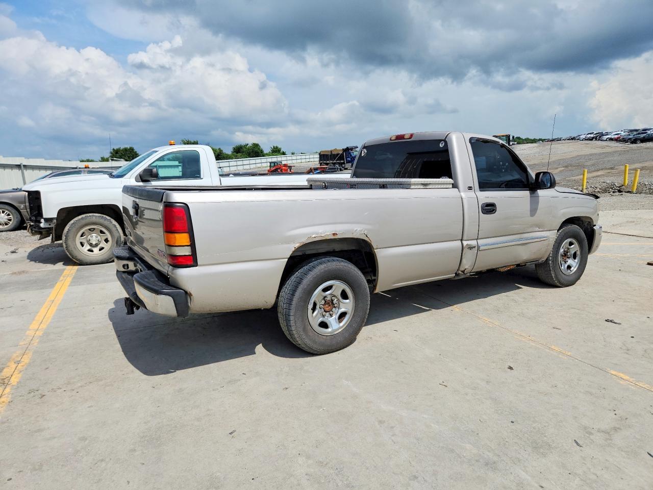 2004 GMC New Sierra C1500 - Image 3