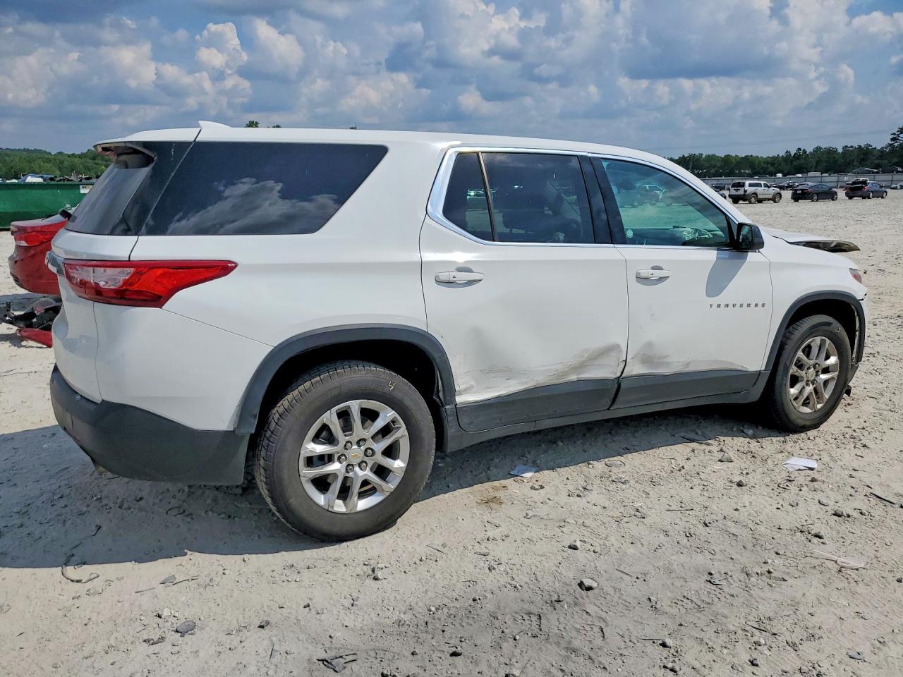 2021 Chevrolet Traverse Ls - Фото 3