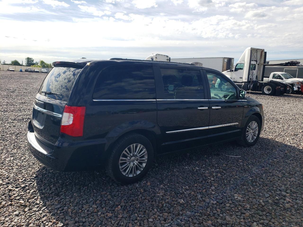 2016 Chrysler Town & Country Touring L - Фото 3