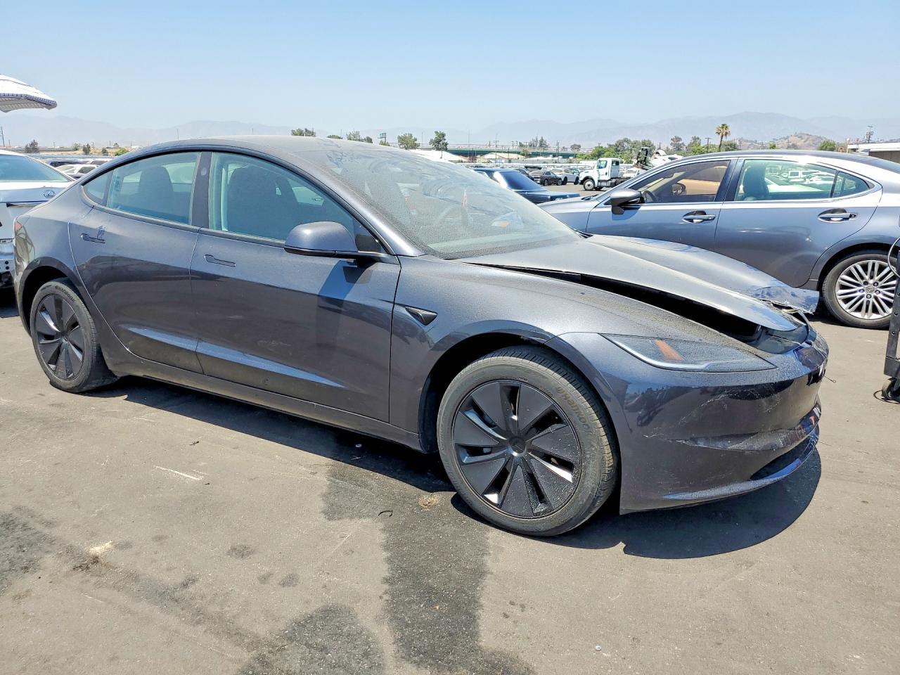 2025 Tesla Model 3 - Фото 4