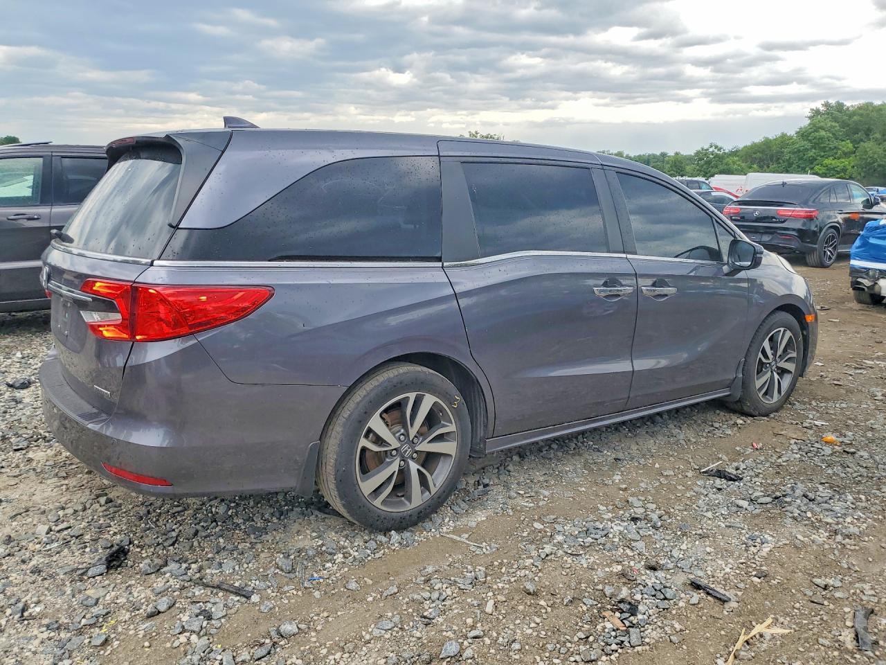 2023 Honda Odyssey Touring - Image 3