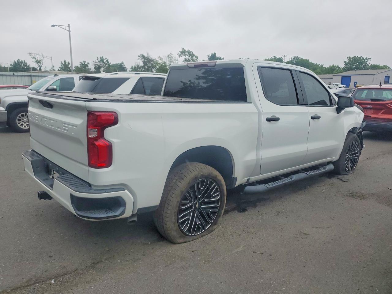 2021 Chevrolet Silverado K1500 Custom - Фото 3