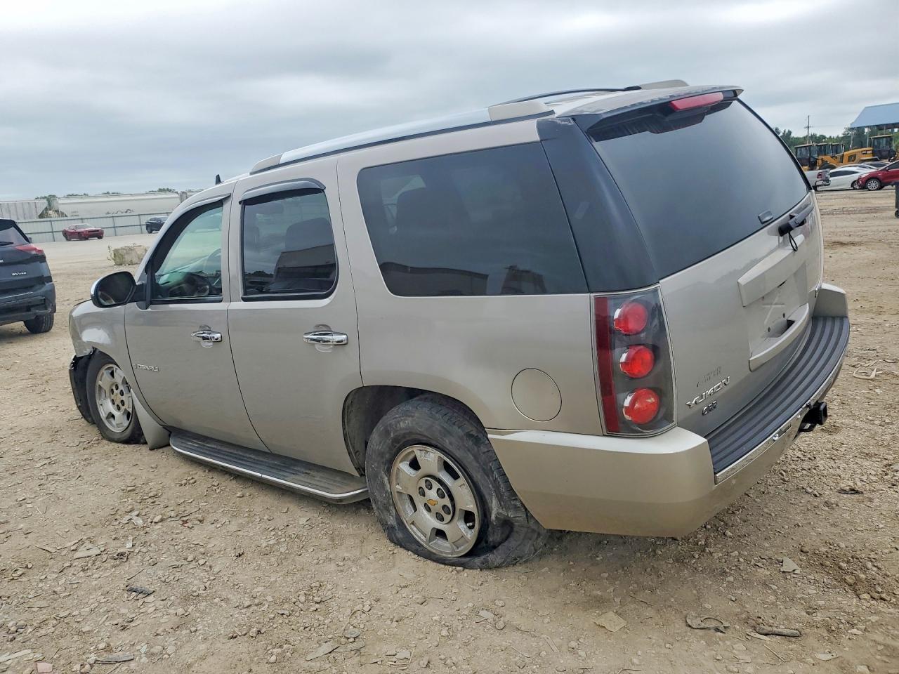 2007 GMC Yukon Denali - Фото 2