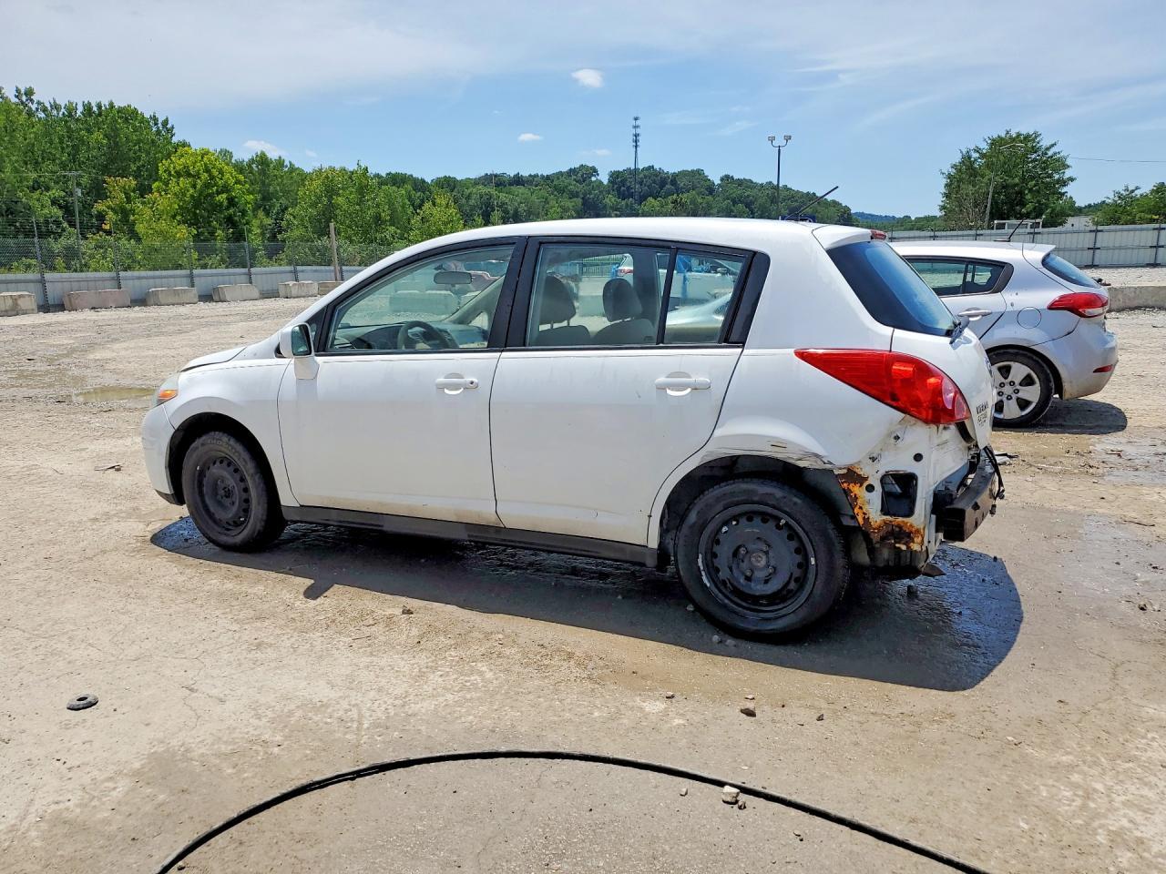 2011 Nissan Versa 1.8 S - Image 2