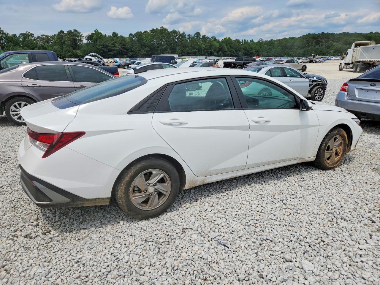 2025 Hyundai Elantra Se - Image 3