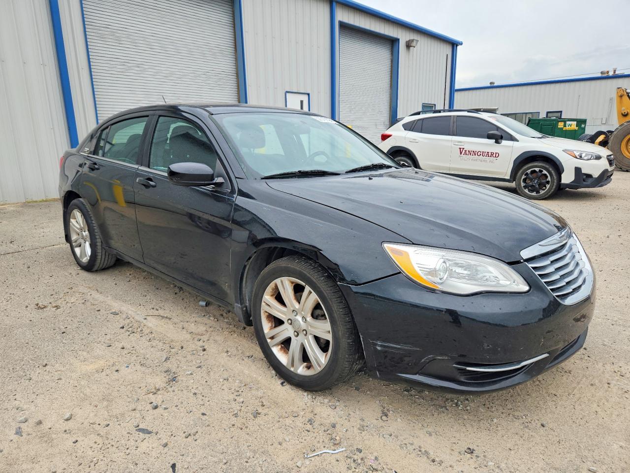 2013 Chrysler 200 Touring - Image 4