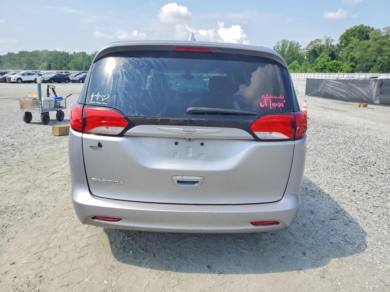 2017 Chrysler Pacifica Touring - Image 6