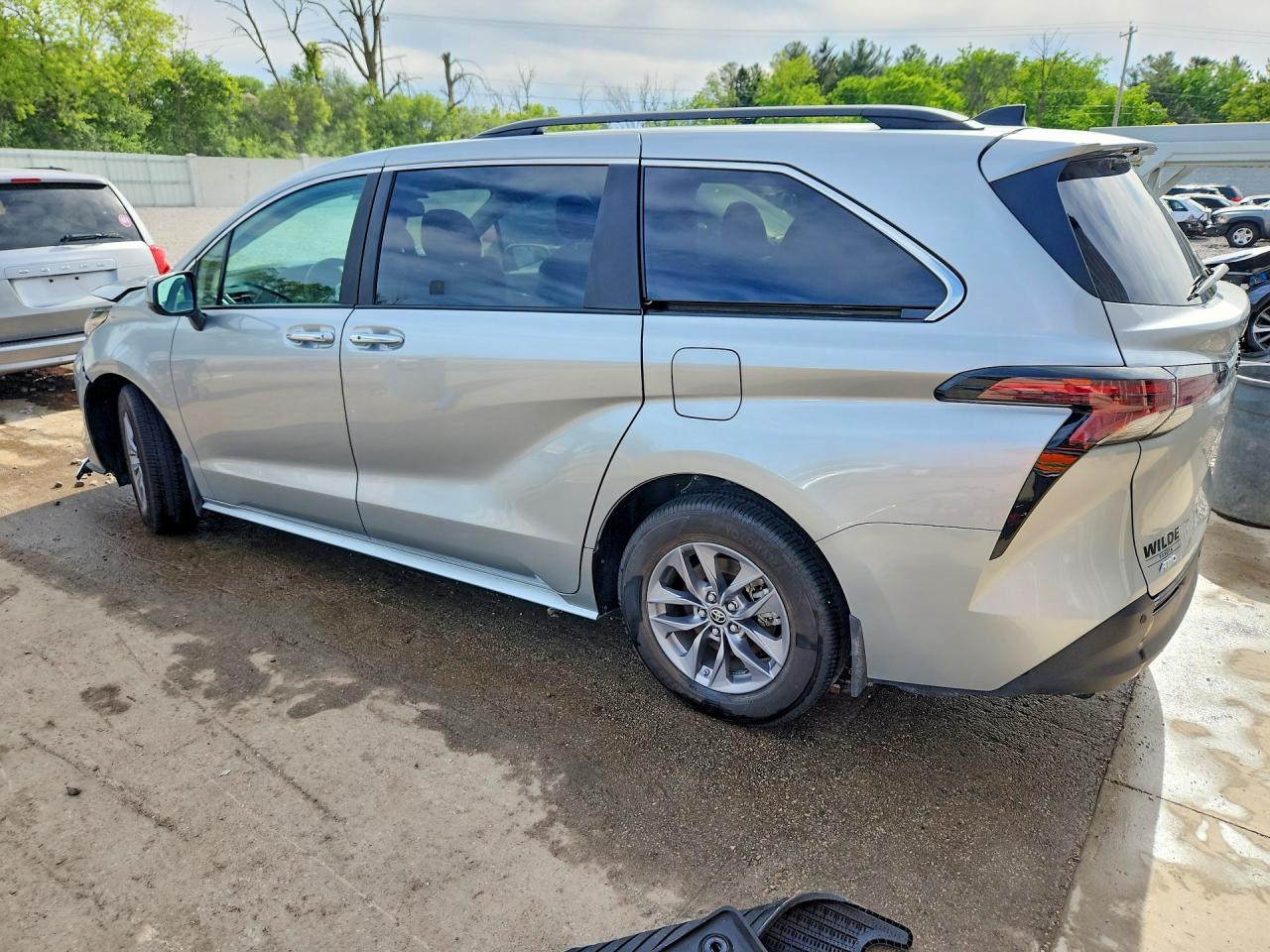 2024 Toyota Sienna Xle 7-Passenger - Image 2