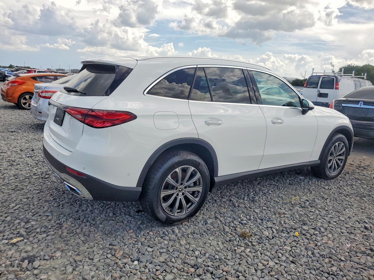 2026 Mercedes-Benz Glc 300 - Image 3